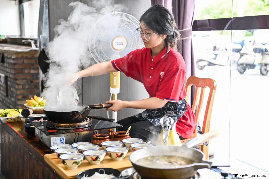 全网追的“扁担女孩”，找了一份暑假工，时薪12元 - 宁波生活资讯 - 宁波28生活网 nb.28life.net